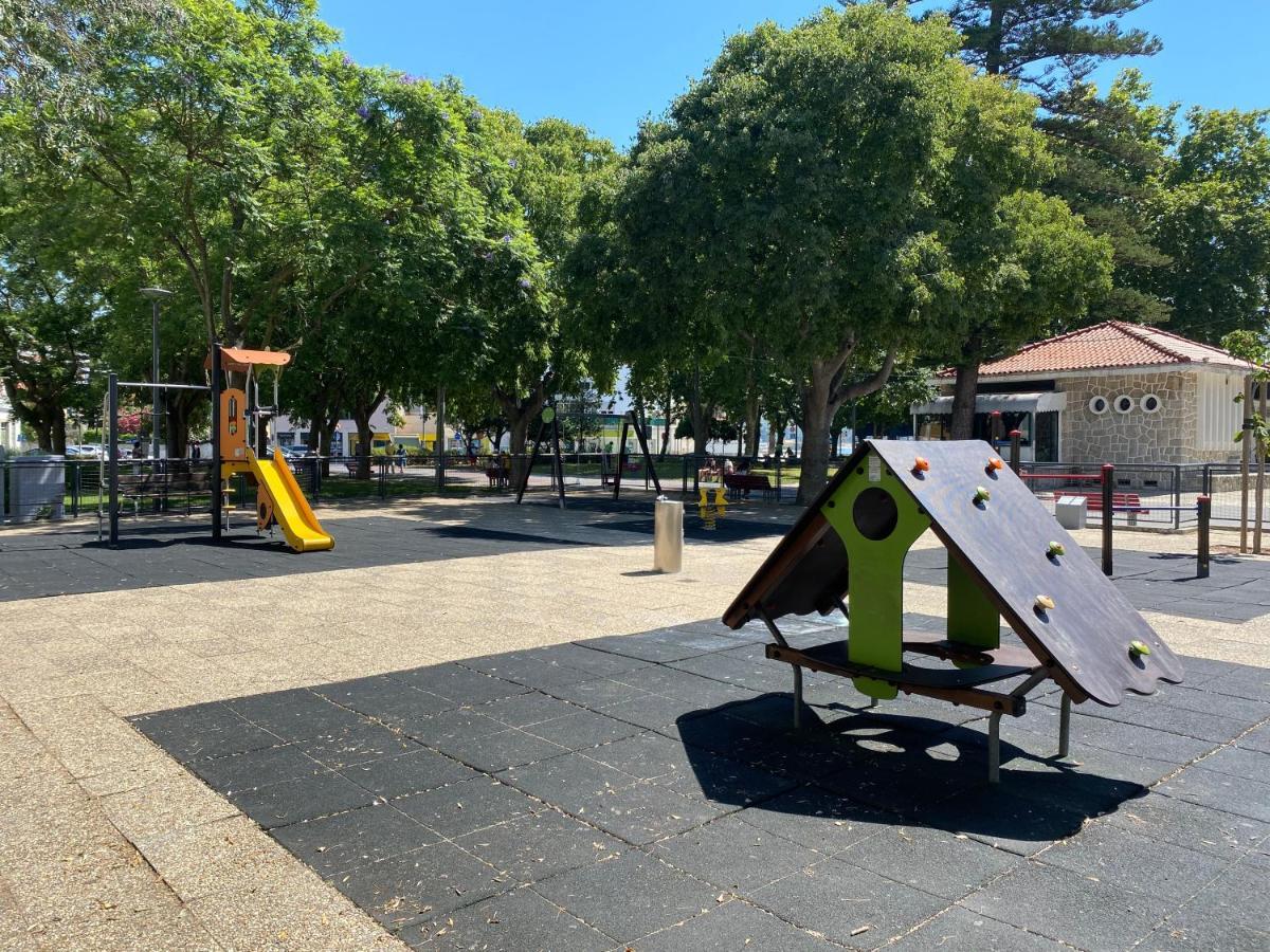 Apartamento 1 Quarto, Com Patio, Em Frente Praia Paco de Arcos Bagian luar foto